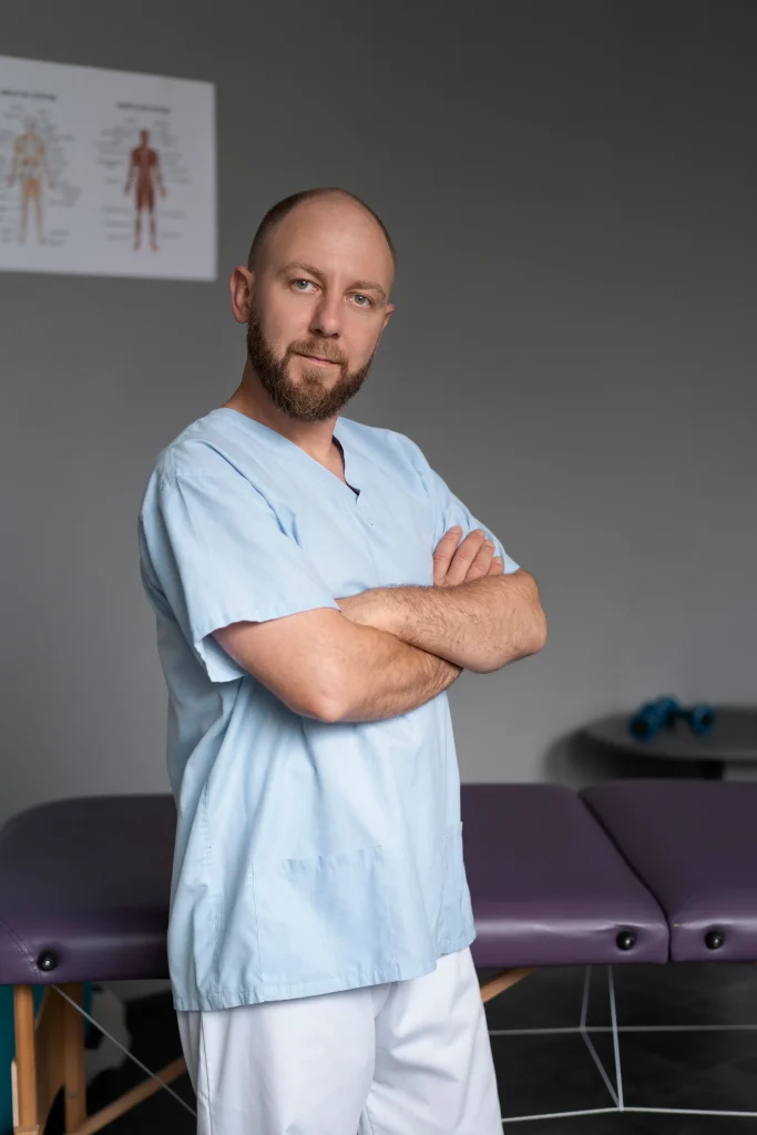 vue-laterale-physiotherapeute-posant-au-travail